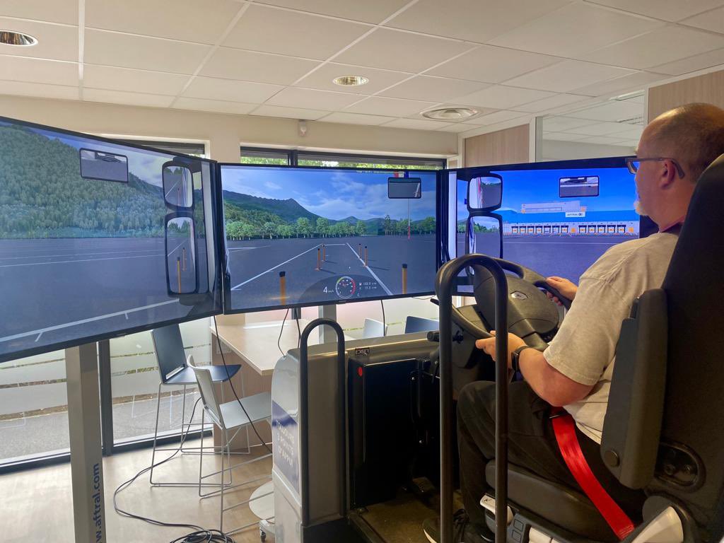 #decouvertedesmetiersdutransport au Pôle Emploi d’Arras. Avec le simulateur d’<a href="/AFTRAL/">AFTRAL</a> 
32 chercheurs d’emploi s’essayent à la conduite de bus, poids lourds. Des mises en parcours en perspective !!!👏👏👏aux équipes 🙏aux partenaires <a href="/DARRAS62144/">Christophe DARRAS</a>  <a href="/MBESTELLE10/">Mickaël Bestelle</a>