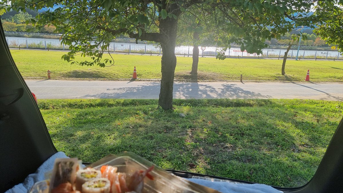 왜 다들 차박 차박 하는지 알겠네요. 가을 햇살 아래 낮잠 한숨 자고 일어 나니 매력이 있네요. ~~