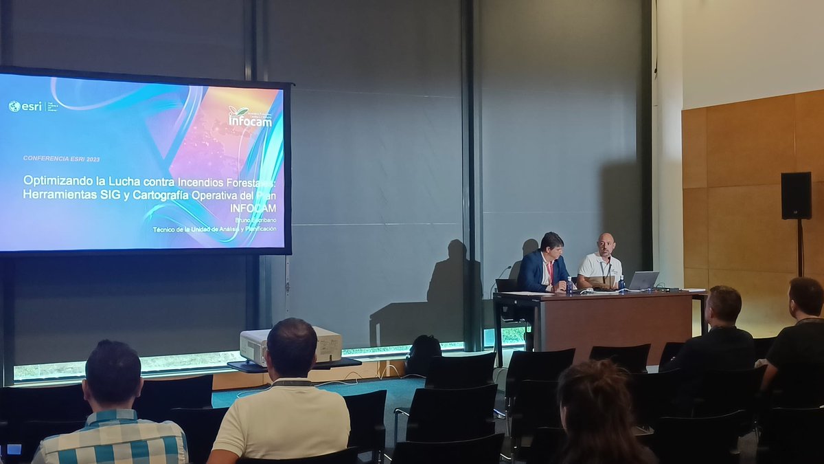 Plan_INFOCAM's tweet photo. Los compañeros de la #UNAP de @Plan_INFOCAM de #gobjccm presentan y comparten experiencias sobre el uso de aplicaciones y nuevas tecnologías para la gestión de #IIFF y emergencias en el medio natural en la conferencia #CEsri23 @Esri_Spain celebrada en el @IFEMA https://t.co/JzY9fja8VX