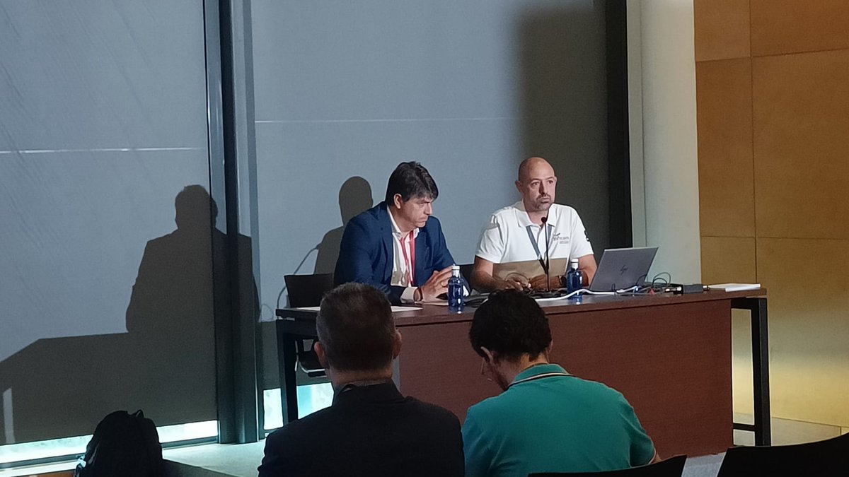 Plan_INFOCAM's tweet photo. Los compañeros de la #UNAP de @Plan_INFOCAM de #gobjccm presentan y comparten experiencias sobre el uso de aplicaciones y nuevas tecnologías para la gestión de #IIFF y emergencias en el medio natural en la conferencia #CEsri23 @Esri_Spain celebrada en el @IFEMA https://t.co/JzY9fja8VX