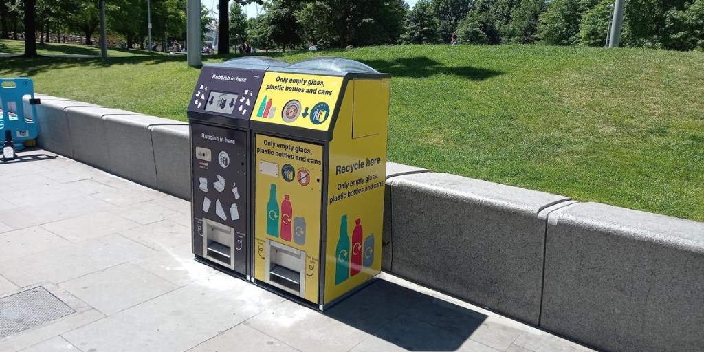 BroxapLtd's tweet photo. This smart bin from Broxap helps local authorities to cut their carbon footprint while maintaining effective and efficient litter and recycling bin collection schedules: https://t.co/cfoTmUxnFd
#litterbin #smartbin https://t.co/dw3fpb4zGB