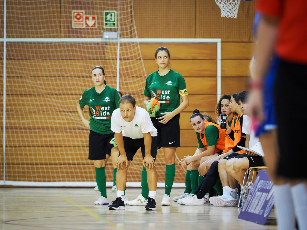 FutSalRFEF's tweet photo. ¡Feliz #DíaMundialDelDocente! 👨‍🏫⚽

🤝 "Enseñar es aprender dos veces" 🗒️

#FutsalRFEF https://t.co/UN7Qt6lEU8
