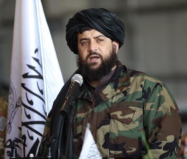 د افغانستان ځوان دفاع وزير:
په پاکستان کې له افغان شتمنو تجارانو غوښتنه کوو چې خپلې هغه شتمنۍ چې پاکستان ورباندي خپل اقتصاد رغولی افغانستان ته را انتقال او د دوی اقتصاد ور ړنګ ګړئ