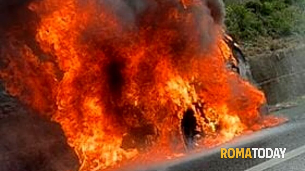 romatoday's tweet photo. Incendio sul #raccordoroma anulare: Smart distrutta dalle fiamme https://t.co/MQzV6F0EpN https://t.co/xrmeHS8sJu