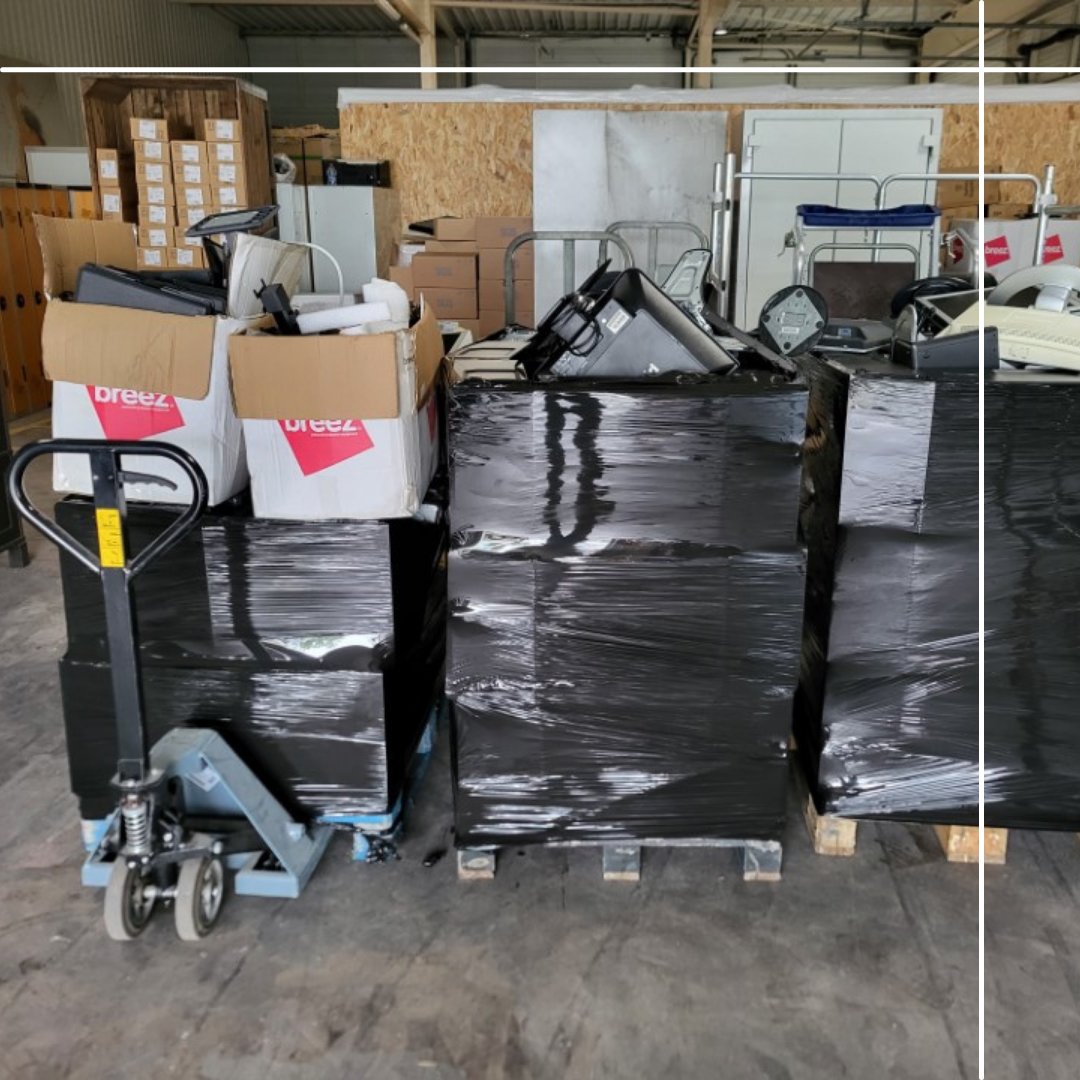 AdxGroupe's tweet image. Nous renforçons nos engagements RSE en recyclant et reconditionnant du matériel électronique grâce à Monsieur Cyberman. 50 PC, 40 écrans, des tablettes, et autres sont en route vers la DEEE !

Merci pour cette collaboration précieuse 🤝

#recyclage #reconditionnement