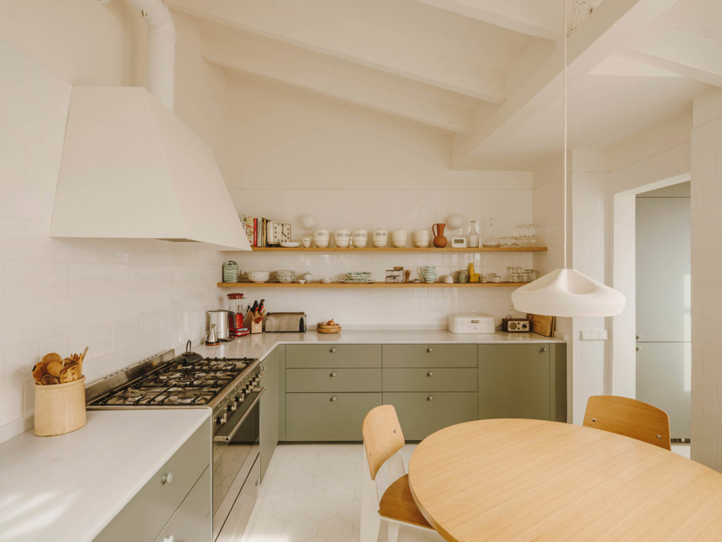 roman_c's tweet image. Kitchen of the Week: A Modern Space with a Timeless Spirit #KitchenoftheWeek #EatinKitchens #Green | BidBuddy.com dlvr.it/Sx1f4w
