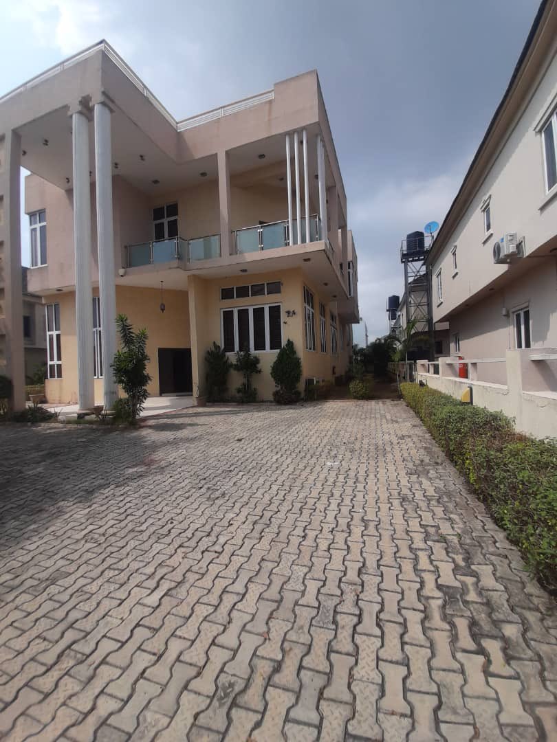 HAYO_BAMI's tweet photo. TO LET 

DESCRIPTION: An exquisitely built 6-bedroom semi-furnished detached duplex with a penthouse and 2-room BQ to be rented with a 30KVA gen. There are ACs 

LOCATION: Victory Park, Jakande, Lekki.

RENT: N11m per annum

0816-314-9131 0708-150-0450 https://t.co/fQTnvRJMjZ