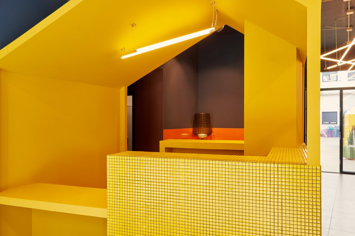 HISBALITmosaico's tweet photo. Amarillo INTENSO 💛 ¡Con esta energía dan la bienvenida en la nueva #residencia de estudiantes Castilla 59 en Sevilla ! 📐XC Interiorlab en colaboración con Emilio Carbó y Bm2 Arquitectos 
💛 #mosaico Hisbalit 302
VER MÁS📲https://t.co/ojDD1KWMCG  #interiordesign https://t.co/Kfislzyrsz