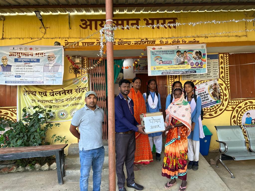 आज स्टॉफ नर्स स्टीफन भारती जी द्वारा निक्षय मित्र बनकर RHO जितेंद्र गुनेन्द्र के मध्यम से टीबी रोग हितग्राही कु. केशर भूआर्य जी को पोषण आहार प्रदान किया गया।
#ब्लॉकडौंडीजिलाबालोदछत्तीसगढ़
<a href="/ChhattisgarhCMO/">CMO Chhattisgarh</a> 
<a href="/PMOIndia/">PMO India</a> 
<a href="/TS_SinghDeo/">T S Singhdeo</a> 
<a href="/mansukhmandviya/">Dr Mansukh Mandaviya</a> 
<a href="/TbDivision/">Central TB Division | #TBMuktBharat</a>