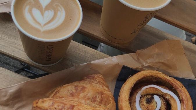 malusokay's tweet photo. Autumn walks, uggs weather, morning coffee, and cinnamon rolls… 🧸 https://t.co/bXtx14uqRb