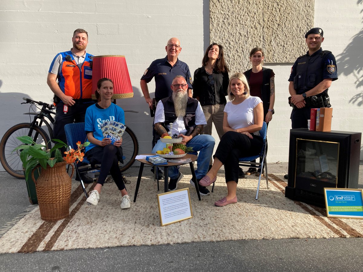 "Coffee with Cops" 
Gestern waren unsere Kollegen und Kolleginnen im neuen Bahnhofsquartier Feldkirch.
#polizeivorarlberg #CoffeeWithACop #gemeinsamsicher #feldkirch #bahnhof #öbb #cafe
📷LPD Vlbg