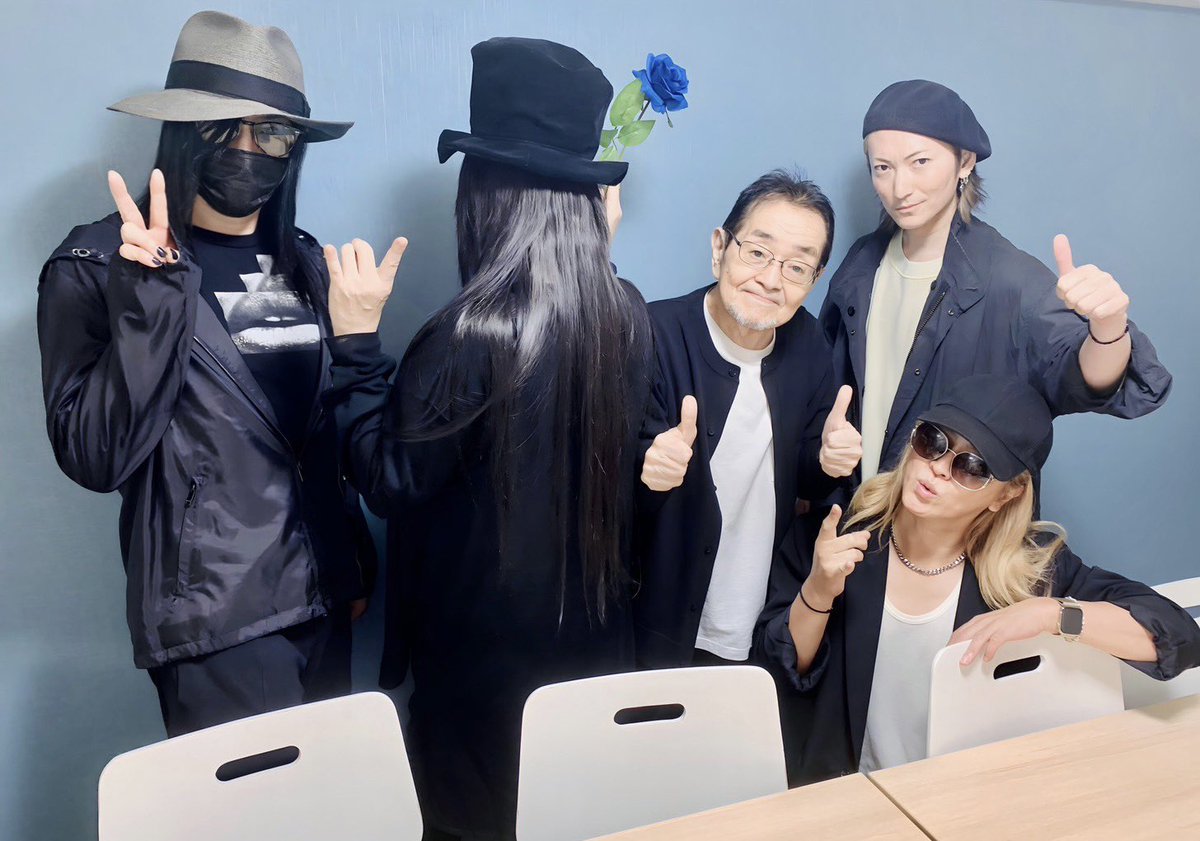 visualkei_oyaji's tweet photo. 昨日はJapanese Visual Metal 座談会インタビューで、豪華メンバーが勢揃い!面白い裏話がいっぱい!!🤗
左からASAGI、ん?、苑、KAMIJO。
背中を向けたカワイイ😍謎の人物は一体誰でしょう?🤣
ヒント。
腐腐腐・・・
#JapaneseVisualMetal
#ASAGI
#Mana
#苑
#KAMIJO https://t.co/cuH8pj2wTi