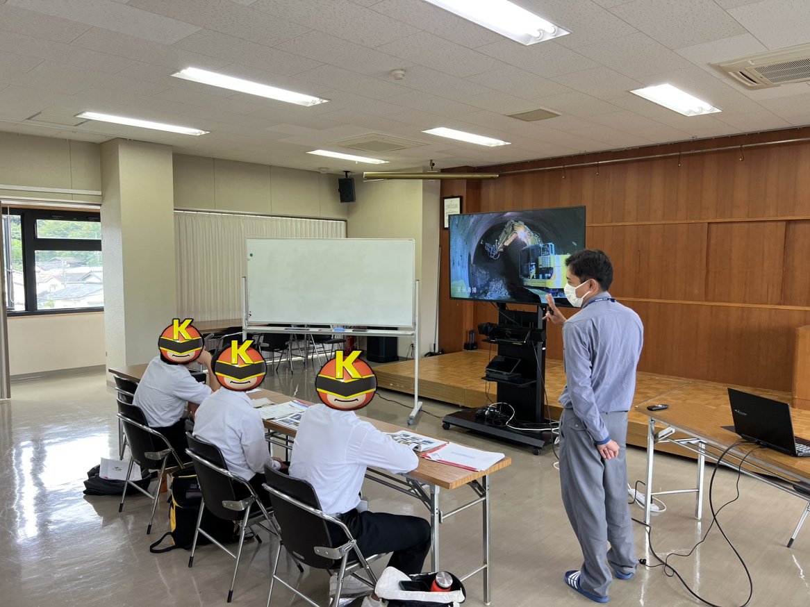 kanatsu_jyouhou's tweet photo. おはようございます☀️『土木部』です
先週実施した地元高校生のインターンシップ風景
#TerraceAR でのAR体験、#MS80 での点群スキャンなど、様々なICT技術を体験しました✨
なんとなく頭でイメージするのと、現場で実際に完成モデルを投影して見るのでは情報量が段違いだと実感してもらえました👍 https://t.co/1kTK3PVmTB