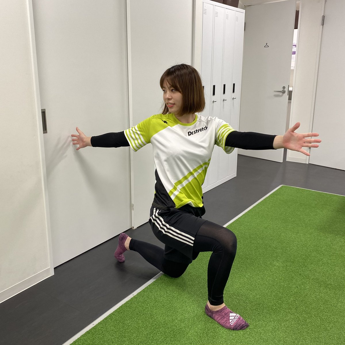 Drstretch's tweet photo. ／
　腰がつらい方必見！ストレッチ３選
＼

①股関節内旋ストレッチ
②胸椎回旋ストレッチ
③腸腰筋ストレッチ

今回は直接的に腰を伸ばすのではなく、不具合の要因として多い「股関節」と「胸椎」の硬さ対策☝️

詳細はコメント欄をチェック✅

#ドクターストレッチ
#柔軟WEEK https://t.co/LUvoyVbp2Z