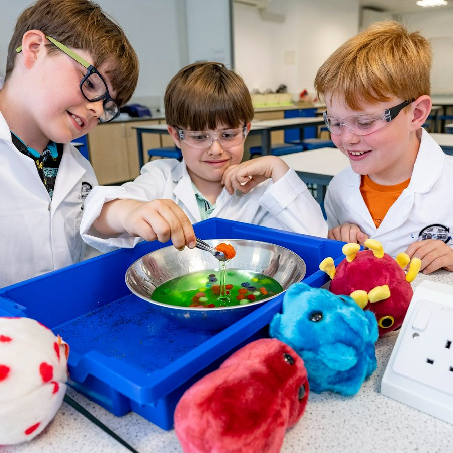 It's #WorldTeachersDay, honouring educators worldwide, who empower minds and shape futures.

A mission which is right at the heart of our very own <a href="/LifelabSoton/">LifeLab</a>. LifeLab is a state-of-the-art teaching lab for school students to learn the science behind health messages. 🧪🧫🥼