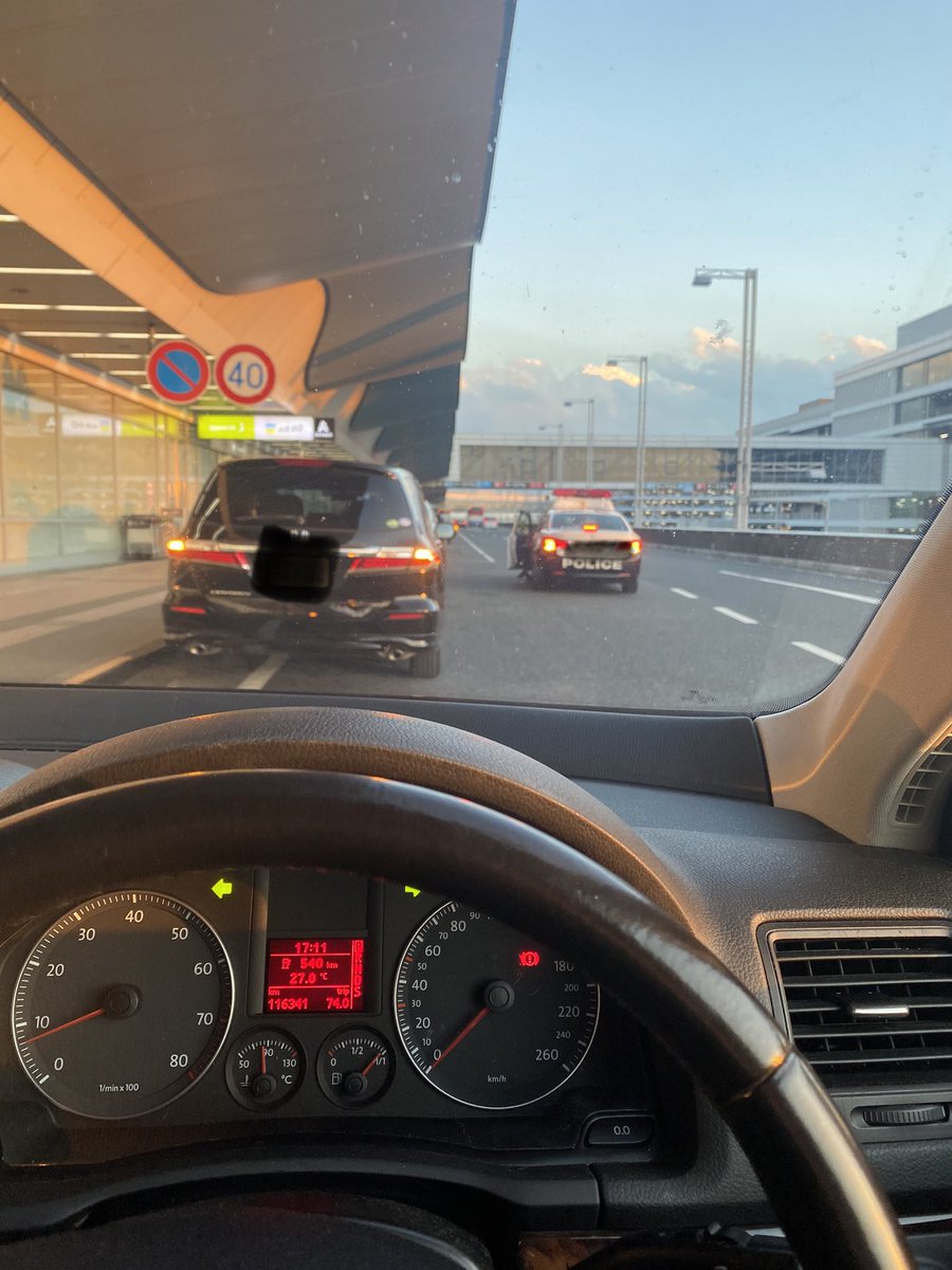 奥さん迎えに羽田空港。
バズィングしてたら職質されました。
「何か吸ってらっしゃいました？」
「吐いてました。。。」