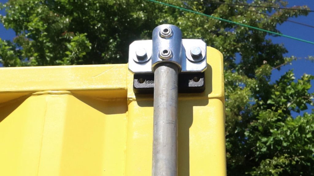 dominoclamps's tweet image. Need to create a perimeter fence to secure a site or event?

With a couple of Domino Clamps, a vertical tube clamp set and a 42mm steel tube you can secure that last panel to a shipping container and seal off the entry point!⠀

#shippingcontainers #herasfence #sitesecurity