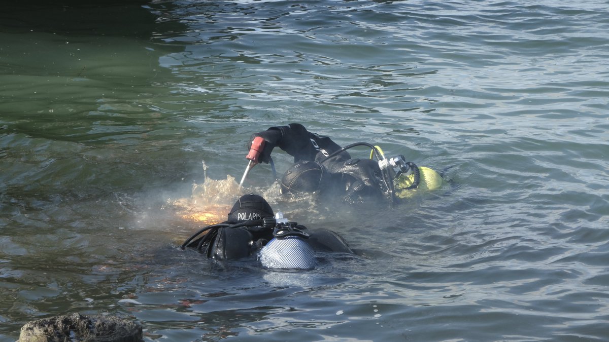 #baustellentagebuch: Die beiden Taucher haben einen Spezial-Arbeitsplatz für ihre Schweißarbeiten in der Bucht der #BregenzerFestspiele 🤿 Die Arbeiten sind nötig, um die Piloten zu ziehen. #bodensee