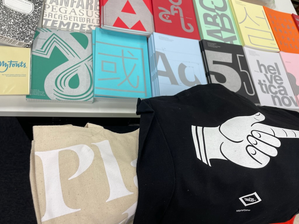 kazui_press's tweet photo. 『緊急告知』いよいよ今週末に迫った『本づくり協会物販会』に、#Monotype 社さんが販売物を出品。#typeand の会場などで販売されたオリジナルノート、カードセット、トートバックを会場特別価格でのご提供です。ノートは無地、方眼があります。https://t.co/JYcLIou2pY https://t.co/PW9IfYkiuS