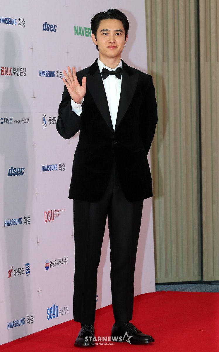oshcuddles's tweet photo. KYUNGSOO BUIL FILM AWARDS RED CARPET!! 😍🫰🏻 https://t.co/QZGf2C17Dj