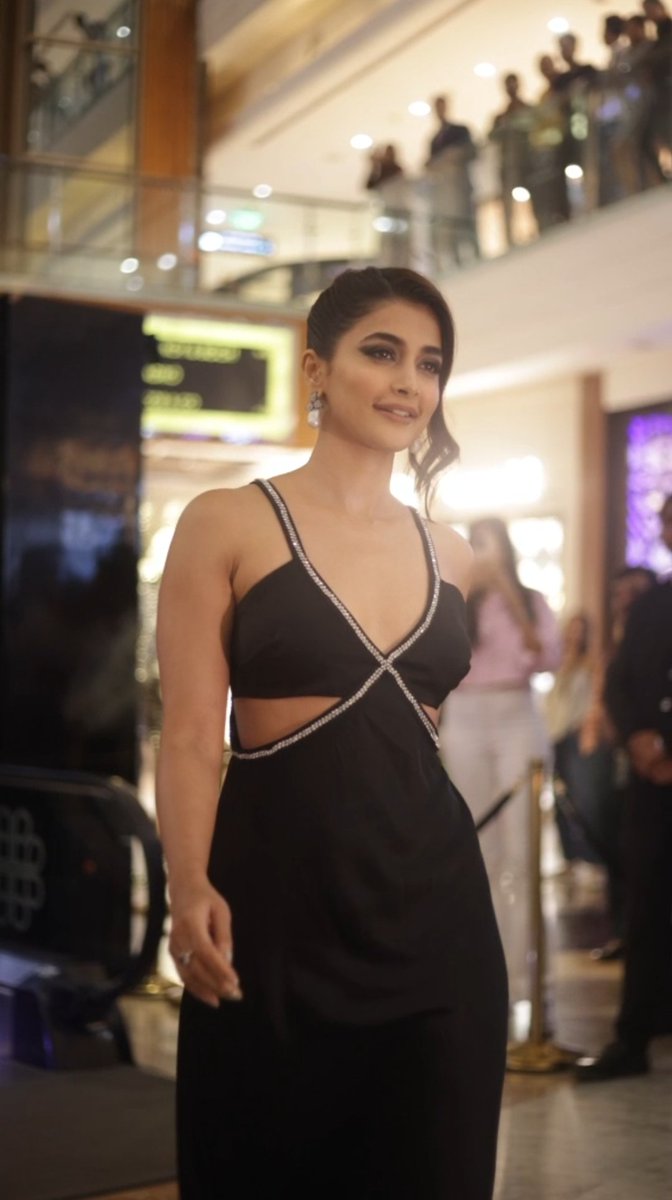 Actressz_point's tweet photo. Gorgeous @hegdepooja ❤️🖤🖤🖤🖤
#PoojaHegde #poojahegdehot
#forevernew #LeoTrailer #ENGvNZ
#Trisha #LeoFromOctober19 #ThalapathyVijay #KeerthySuresh https://t.co/hOOixaaoXo