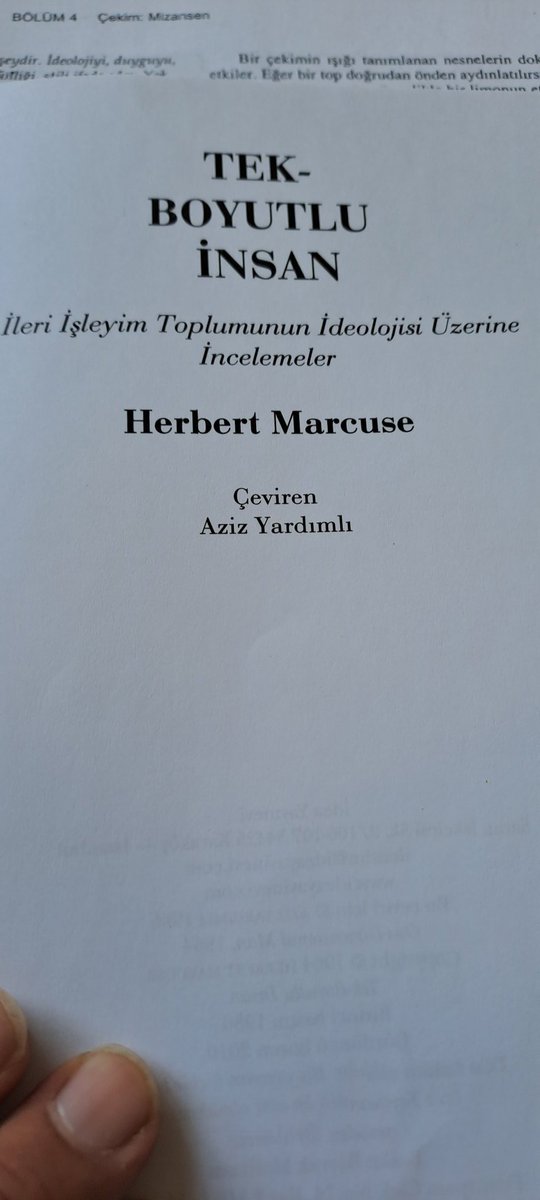 Öz Türkçe yazacağım diye kendini zorlamanın anlamı yok. Diğer diller de çeviride kullanılabilir. Yıllardır insanların kullandıkları dilden destek alınabilirdi. Ama Göktürkçe'de  bir tercih  tabi ki...