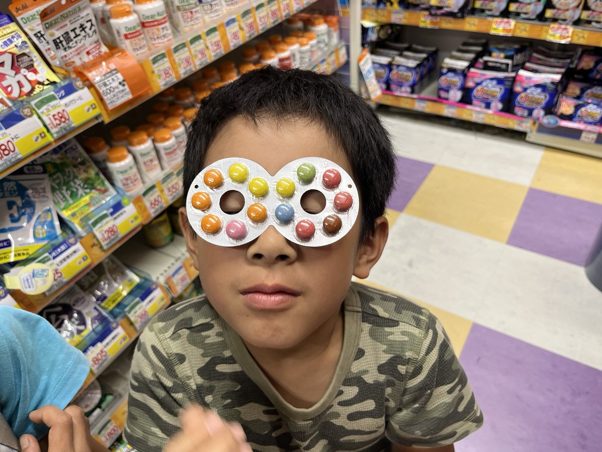 m_enjoyskole_F's tweet photo. 92日目
よのなかまなび
駄菓子屋プロジェクト！ホンモノの駄菓子屋を見に行っていろいろ調べよう！ということでお店屋さん見学😊

何が売っている？
どんな売り方をしている？
買いたくなる工夫はある？
価格設定は？
このお菓子、店員の衣装にする？？

各自、課題意識を持ってじっくり見学しました✨ https://t.co/agiBunGgH0