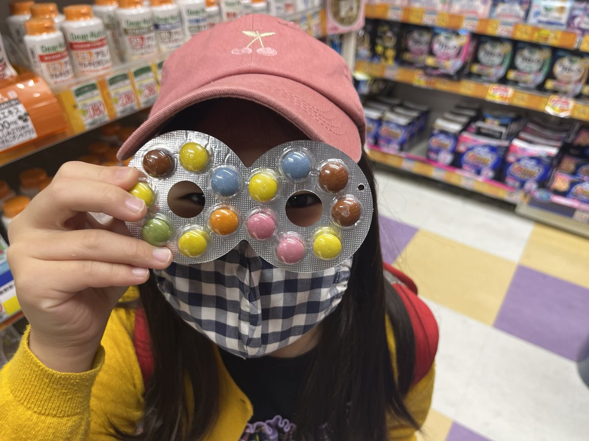 m_enjoyskole_F's tweet photo. 92日目
よのなかまなび
駄菓子屋プロジェクト！ホンモノの駄菓子屋を見に行っていろいろ調べよう！ということでお店屋さん見学😊

何が売っている？
どんな売り方をしている？
買いたくなる工夫はある？
価格設定は？
このお菓子、店員の衣装にする？？

各自、課題意識を持ってじっくり見学しました✨ https://t.co/agiBunGgH0