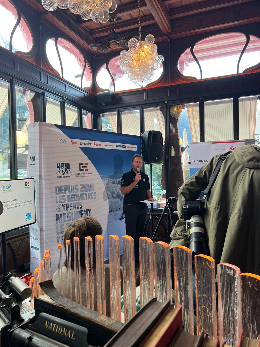 Sogelink's tweet photo. Au tour de Jean des Garets (@Jean69741), Président de la Chambre Départementale des Géomètres-Experts de Haute-Savoie de prendre la parole. Il est également organisateur de cette belle aventure 4810 aux côtés de Denis Borrel. 
Merci à eux pour leur confiance renouvelée ainsi qu’à @UNGE_officiel et @OGE_geometres 🙏

#montblanc