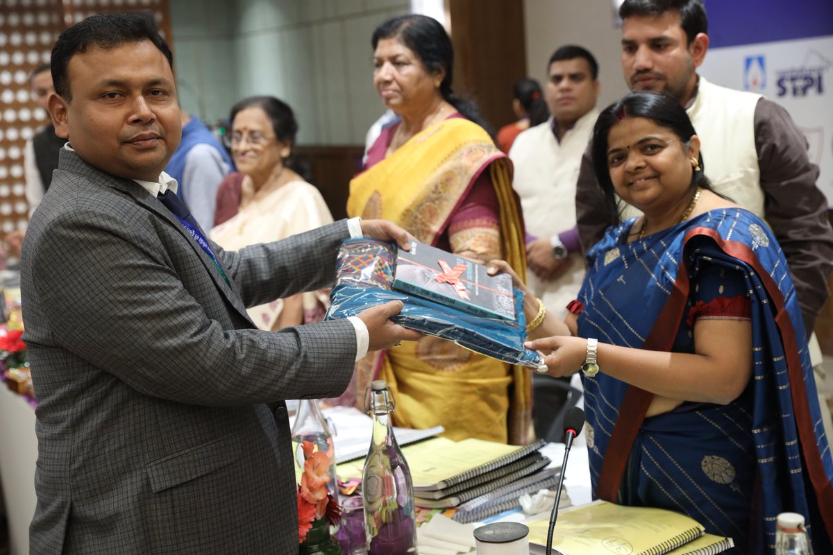 FCI_HP's tweet image. संसदीय राजभाषा समिति ने आज धर्मशाला (हिमाचल प्रदेश) में (भा. खा. नि., मं. का., धर्मशाला) के साथ निरीक्षण बैठक की। इस दौरान समिति ने मंत्रालय एवं विभाग के वरिष्ठ अधिकारियों की उपस्थिति में हो रहे राजभाषा हिंदी के कार्यों का अवलोकन किया।
#SecondsubCommittee 
@FCI_India