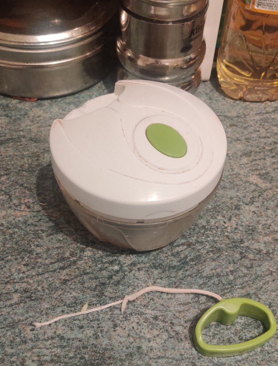 Roopa13B's tweet photo. Mere toote hue mini chopper se
Koi toh aaj yeh poochhe
Ke tera haal kya hai
Ke tera haal kya hai🥲🫤🫣🎵🎵
#Kitchentales #minichopper https://t.co/Iij2KV30Va