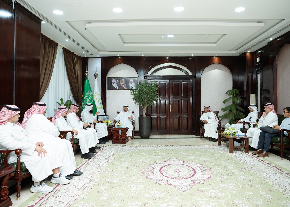 amanataljouf's tweet photo. لتطوير مدافن النفايات بالجوف

أمين منطقة الجوف م.عاطف الشرعان بحث مع مدير الإدارة العامة للنظافة في @saudimomrah خالد العصيمي تطوير الخدمات البلدية، وتخصيص 3 مدافن متطورة وفق أفضل المعايير الفنية والبيئية وأحدث التقنيات.
https://t.co/D3dc1D0zxC
#أمانة_منطقة_الجوف
#مواكبة_لاتنتهي https://t.co/OyKg4eGX6W