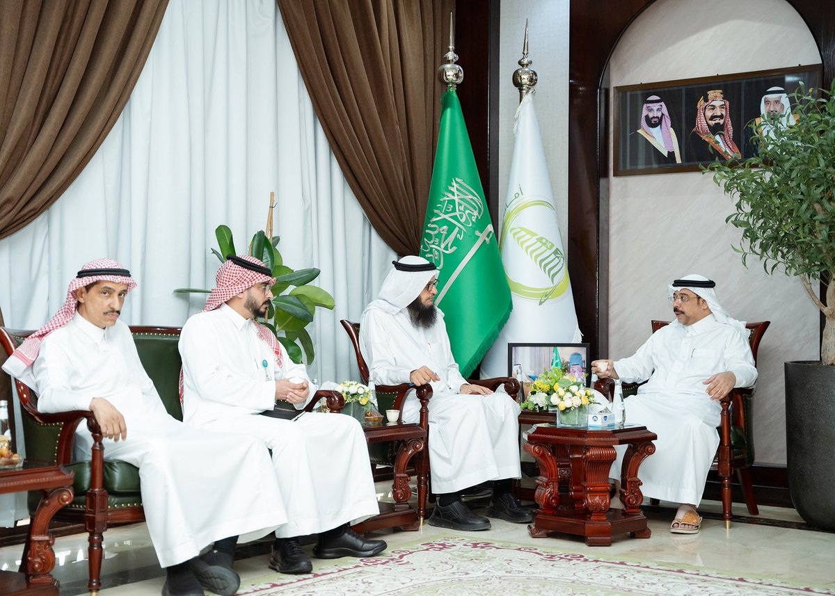 amanataljouf's tweet photo. لتطوير مدافن النفايات بالجوف

أمين منطقة الجوف م.عاطف الشرعان بحث مع مدير الإدارة العامة للنظافة في @saudimomrah خالد العصيمي تطوير الخدمات البلدية، وتخصيص 3 مدافن متطورة وفق أفضل المعايير الفنية والبيئية وأحدث التقنيات.
https://t.co/D3dc1D0zxC
#أمانة_منطقة_الجوف
#مواكبة_لاتنتهي https://t.co/OyKg4eGX6W