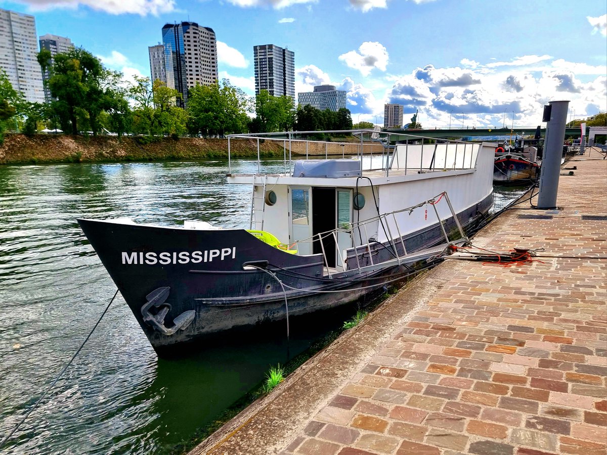 60secondparis's tweet photo. Things to see along the Seine....(or, "I said Left after Gibraltar!..")  #paris #Boats #France #Seine
#rivers #photography https://t.co/q4AsRxolsx