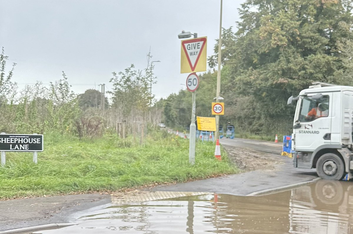 This morning’s traffic chaos between Sheephouse Lane #shiplake and #Henley 😐