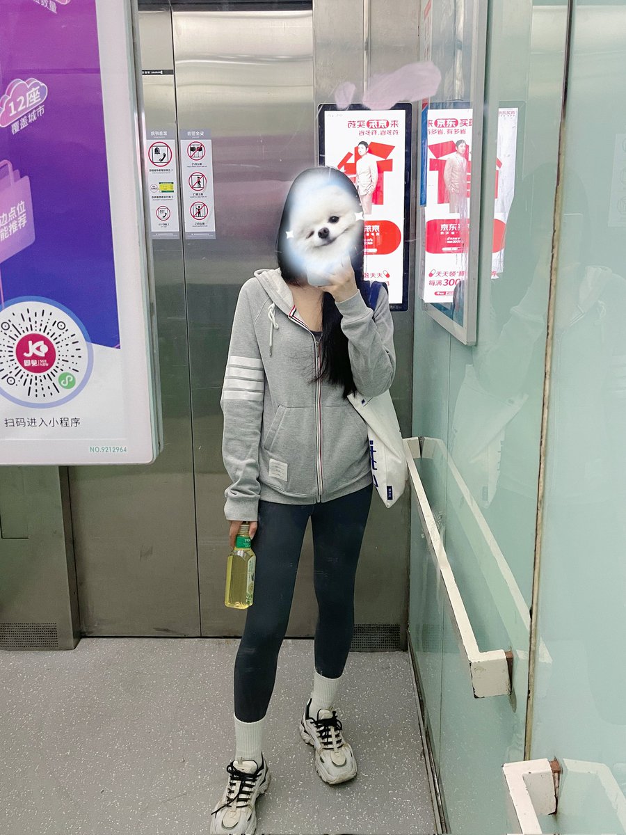 穿成这个逼样儿被又高又帅有气质的外国大哥搭讪了…
张嘴一口流利的中文问我xxx在哪儿，我指了方向之后又问我是不是模特，我说不是他就接着说可不可以加个微信有时间一起吃个饭，我踏马惊慌失措拒绝了🙅🏻‍♀️但他真的好有礼貌啊我拒绝之后还微笑着说“好的没关系，你很漂亮，谢谢再见”救命🆘被一些绅士击中了