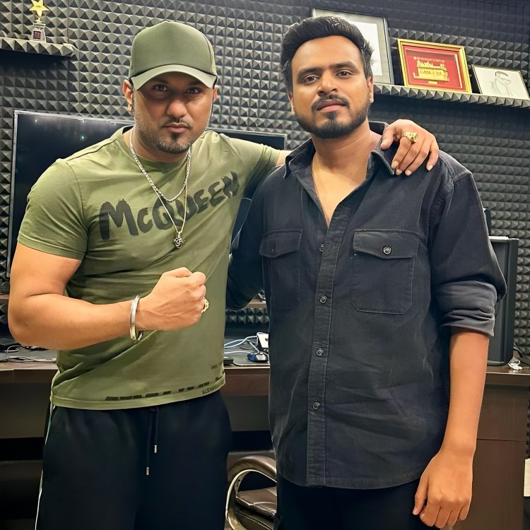 yoyothefan's tweet photo. Yo Yo &amp; Bhadana 😍
Fitness Check Karo Paaji Ki 😎
#YoYoHoneySingh #AmitBhadana https://t.co/IMCI0aQWCw