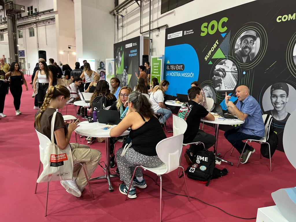 👋🏼 En marxa la nostra segona jornada al Saló de l'Ocupació.

🤔 Vols encaminar la teva carrera cap a un altre sector o necessites consells per incorporar-te al mercat laboral? Acosta't a l'Espai Orienta't i et donem un cop de mà!

🕖 Hi serem fins a les 18:30h. T'hi esperem!