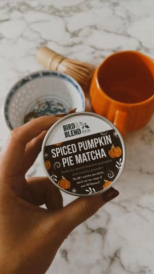 Have you tried our Spiced Pumpkin Pie Matcha yet? We love this autumnal shot from @aranel_jawbreaker! 🤩 We improved the recipe this year, based on all your feedback from last year, so it's definitely worth a try! 🍂 birdandblendtea.com/products/spice… 🎃 #birdandblendtea #matcha