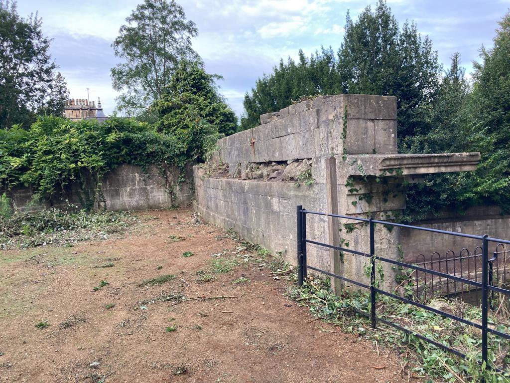 Sabrina has been freed! Thank you to the Canal and Rivers Trust for all your hard work. This is the only remaining part of the original Ride and deserves to be treasured. 👏
#fosydneygardens #bathwick #visitbath #bathnesparks #CanalandRiversTrust #bathmums #holburnemuseum