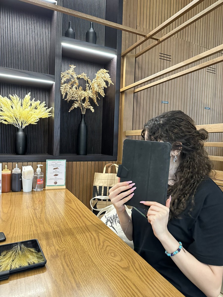 ꧁⋆𖤐⋆꧂ tweet media