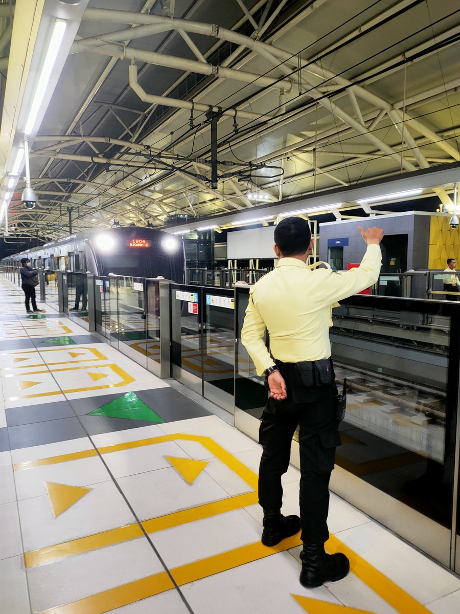 Lenny_diary's tweet photo. MRT : Best Public Transportation!

So far, MRT itu transportasi umum yang paling bisa diandelin. Minim error karena lintasan eksklusif sendiri juga. 

Buat cewek, malem-malem pulang sendiri pun gak takut. Jadwalnya banyak, kereta bagus, aman hingga di luar stasiun pun nyaman. https://t.co/Raz5LIIjco