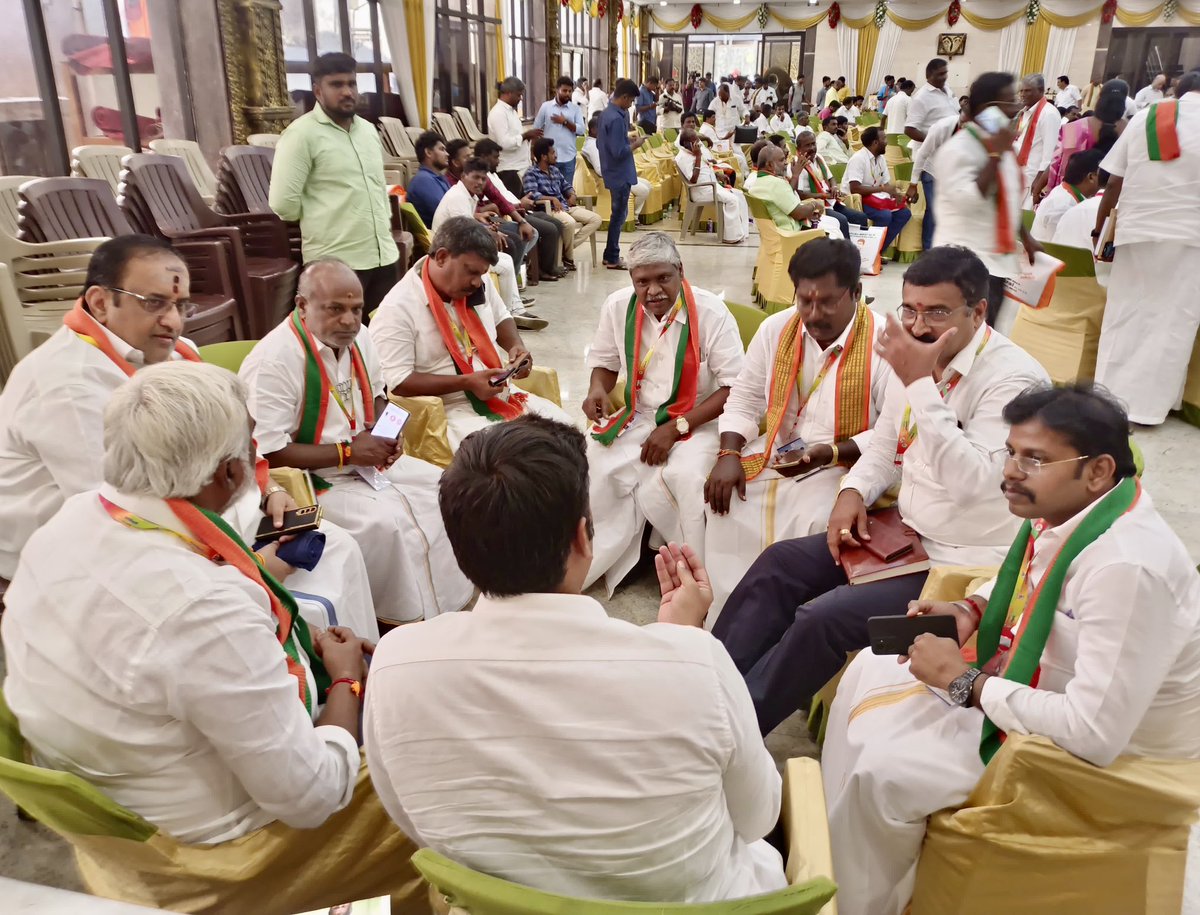 VinojBJP's tweet photo. Met with presidents of Chengalpattu Kanchipuram Tiruvallur Cuddalore Vizhupuram. @BJP4TamilNadu will conduct massive protests in these districts against @arivalayam for not keeping poll promise of  ₹1000/- to all women folk, instead choosing their own criteria. @annamalai_k https://t.co/sqIS11SuaS