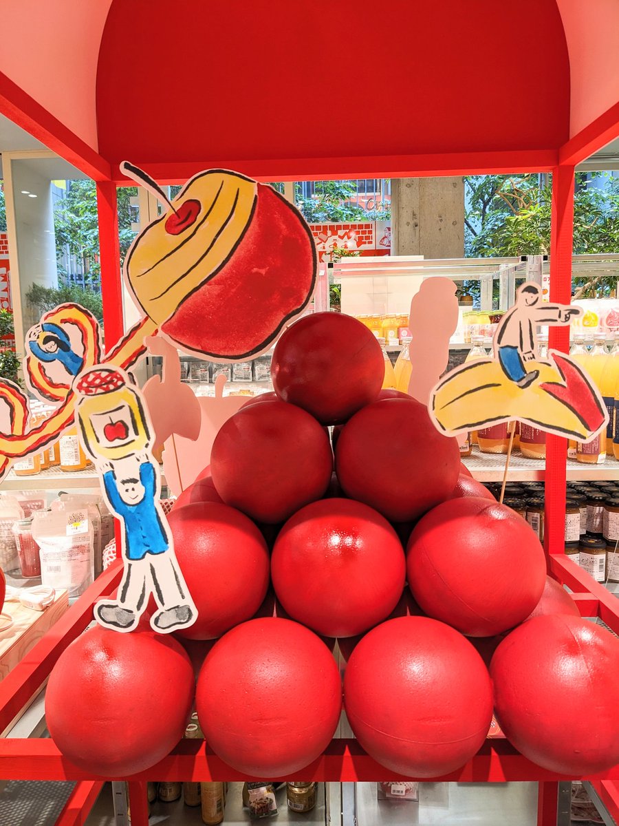 inorii's tweet photo. 渋谷ロフト、銀座ロフトにて開催中の　#ロフコト雑貨店 、ディスプレイにも絵をたくさん飾っていただいています🍎🍎
会場にて #ロフコト雑貨店 フリーペーパーも配布中です🍊
https://t.co/1wHJgxAafG
#ロフト　#ソトコト https://t.co/Oi6BWevxyP