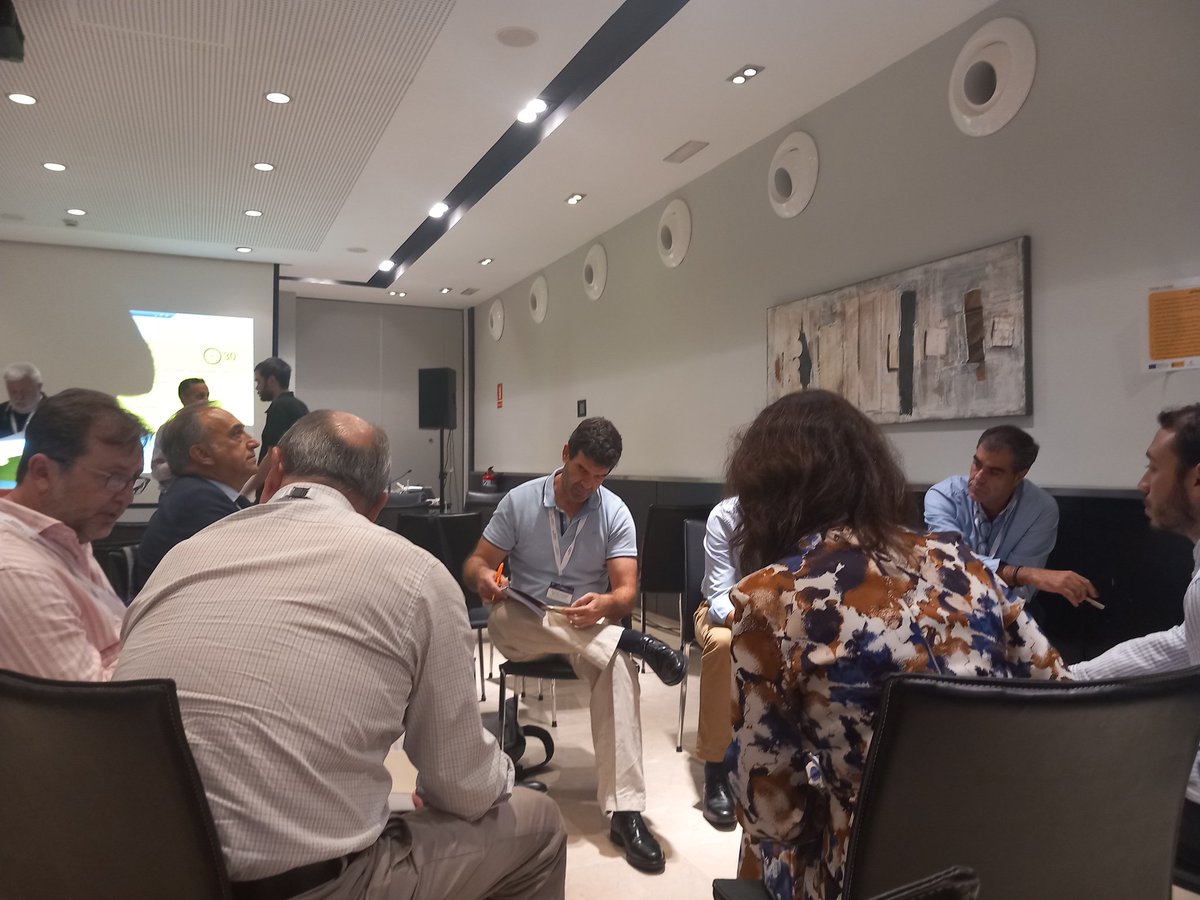 CrSuarezM's tweet photo. Taller 2 ¿Cómo implantar un proyecto integrado e interoperables supranacional de Teledermatología? Trabajando en reto planteado en #jisa2023 @SEISeSalud https://t.co/uA7aLH7Iq7