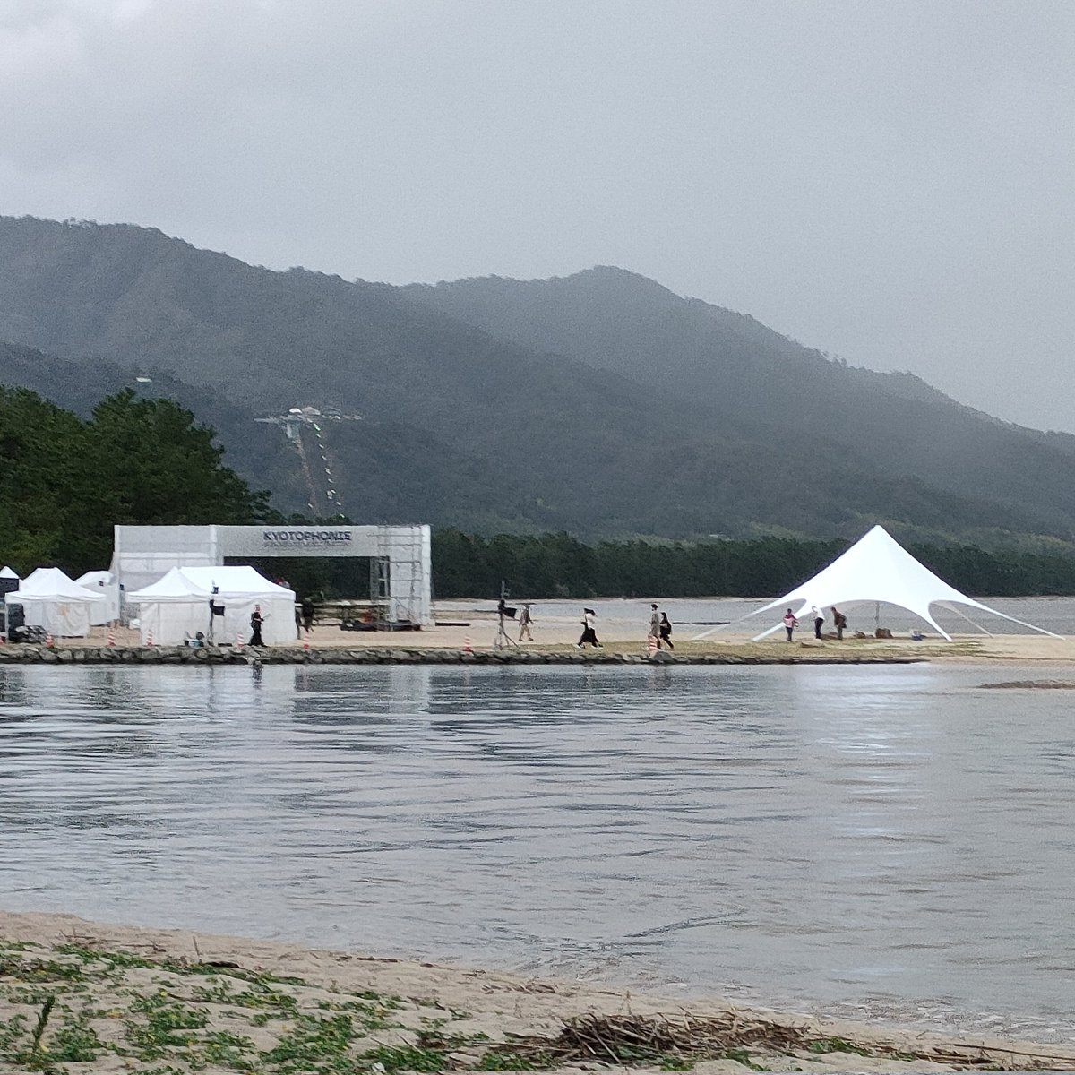 kurooka_nobu3's tweet photo. チャリトレのついでに寄り道!週末に行われる「KYOTOPHONIE 2023」ステージも着々と出来てました!inna de yardとHorace Andy見に行くんだ!宮津市民割を利用できる人は利用して見に行ったほうがいいとアイス屋店主は切に思います!
https://t.co/lzRSREZqIi
#kyotophonie
#innadeyard
#HoraceAndy https://t.co/DBJC3LSfWM