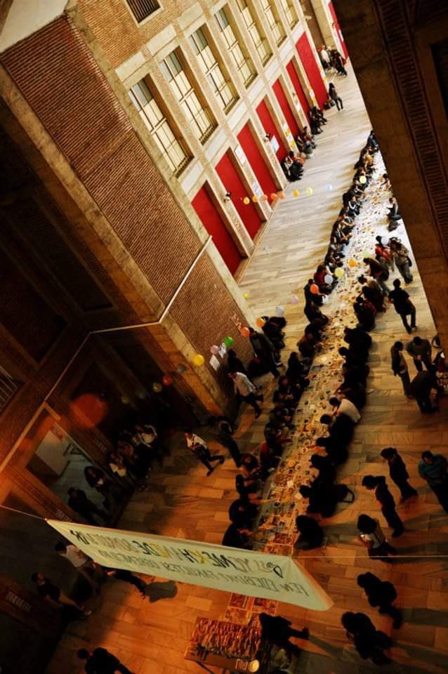 brnslagca's tweet photo. 2008’de asgari ücret 500 liraydı. İstanbul Üniversitesi’ne yeni girmişim. Cepte beş kuruş para yok. Yeni geldiğim bir metropol. Hemen iş bulamam. 160 lira öğrenim kredisi alıyorum. Yemekhane 50 kuruştu. Bir emekçi çocuğu olarak bu sayede iki öğün yemek yiyebiliyordum. Dolduruyordum karta parayı, bazen arkadaşlara bile ısmarlıyordum. Hayati pek çok gider aşırı pahalı olduğu için okulda ucuza yemek beni inanılmaz rahatlatıyordu. Sonraki yıllarda sırasıyla 75 kuruş, 1 lira, 1.25 oldu. Yanılmıyorsam 1.25 olduğunda büyük bir boykot örgütledik. Diğer okullarda 2.5’a yemek yendiği için yönetim bu argümanı sunuyordu. Biz ise öğrencinin durumunu anlatıyorduk. Kiraların arttığı, burslardaki artışın alım gücünde artışa neden olmadığını ve okulda yenilen 2 öğünün ne kadar hayati olduğunu… onlar dinlemedi, biz de dinlemedik. Okulda aşağıdaki fotolarda gördüğünüz boykotu örgütledik. O dönem de bazı insanlar “1.25 ucuz ya ne olacak” diyordu. Ama cevabını alınca da susuyordu. Şimdiki gibi arsız arsız sınav puanı hikayeleri sıralamıyordu. Çünkü o dönem üniversitelerde güçlü bir sol vardı. Ve bu sol, öğrencinin gerçek gündemlerinde doğru tavır aldığında diğer öğrencileri de harekete geçirebiliyordu. Yemekhane fiyatlarından tutun da akademik kıyıma kadar her şeyin yolu solu üniversitelerde yok etmekten geçiyordu. Bu nedenle özellikle Gezi sonrası üniversitelere muazzam bir saldırı gerçekleşti. Solcu öğrenciler uzaklaştırıldı. Böylece zamlar, tasfiyeler daha rahat yapıldı. Ama bakın bugün bile hala yemekhanelerde zamlara karşı direnenler var. Bugün bile okuluna sahip çıkanlar var. Saldırdılar ama yok edemediler. Asla da edemezler. Twitter’ın düşük profilli liberallerine bakmayın siz, yoksul insanların bir öğünü iki öğünü ucuza getirmesi ve bunu üniversite çatısı altında yapabilmesi önemli bir kazanımdır. Buradan geri adım atılırsa yarın bir gün parası olmayan okumasın saçmalığı da normalleşir. Sol varolduğu sürece Türkiye hiçbir zaman öyle bir ülke olmayacak! 

Not: Fotolar için Didem Alptekin’e teşekkürler. İyi ki var da üniversite hayatımızı, mücadele hayatımızı kare kare hatırlayabiliyoruz sayesinde.