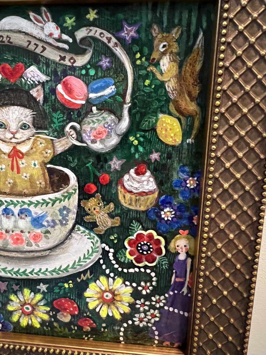 @MinaTakahei #コルメキッサよりお知らせ 鷹塀三奈個展「sanctuary」出展作品 「Feels good」 税込¥55000 前回ざっくりな紹介だったので改めて。 おかっぱ猫ちゃんも、周りのお菓子やお花や生き物も、ティーカップも、全てが素晴らしいバランスで描かれています。 #コルメキッサ #鷹塀三奈個展 #絵画 #painting
