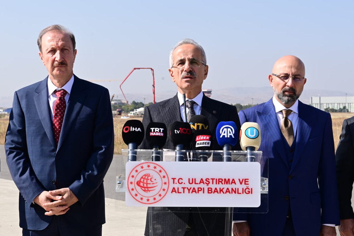 dhmihkeskin's tweet photo. Esenboğa Havalimanı Gelişim Projesi hakkında Sn. Bakanımız @a_uraloglu’na yapılan sunumda hazır bulunduk. 

Esenboğa Havalimanımız, hızlı bir şekilde devam eden kapasite artırımına yönelik ilave yatırımlarla Türkiye Yüzyılı'nda geleceğe yürüyüşünü sürdürecek. https://t.co/QNXedeqzHq