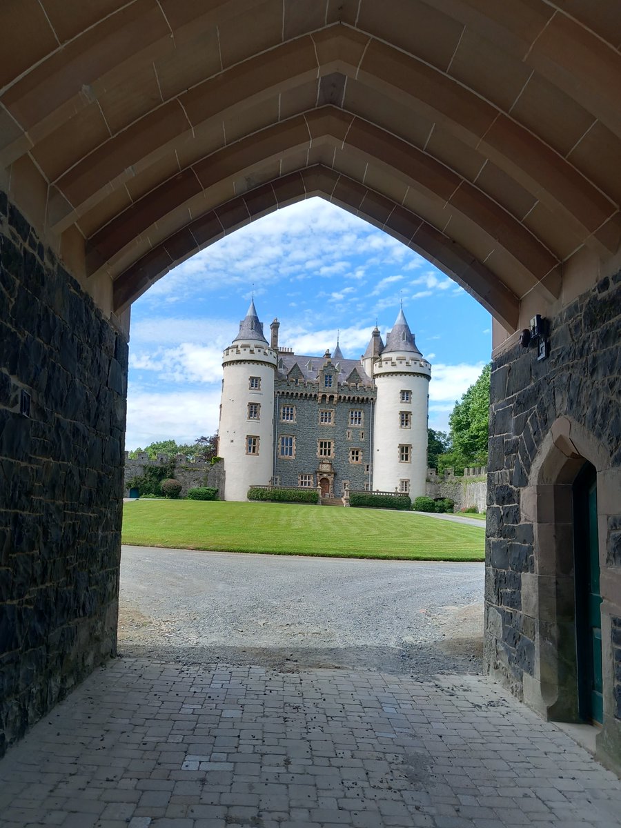 🤓A triple whammy for today's #AdoorableThursday. A lovely look at Killyleagh Castle through the vaulted entrance of the gatehouse, which just about lines up with the elaborate doorcase of the castle. The castle was remodelled by Lanyon in the 19thC.
❤️🚪❤️🏰